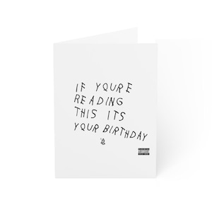 以下が含まれることがあります： 白い誕生日のカード。黒い文字で「IF YOURE READING THIS ITS YOUR BIRTHDAY」と書かれています。カードには小さなロゴと警告ラベルも付いています。