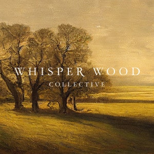 Peut inclure: Une peinture repr&eacute;sentant un champ avec des arbres au premier plan. Le ciel est de couleur jaune clair et le champ est d'un jaune plus fonc&eacute;. Les arbres sont de couleur brun fonc&eacute;. Le texte "WHISPER WOOD COLLECTIVE" est &eacute;crit en lettres blanches au milieu de l'image.