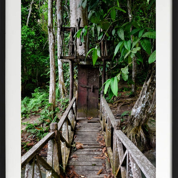 Impression - Tirage Photo - Poster - Laos - Luang Prabang - Porte au Bout d'un Pont de Bois - Photo de voyages et d'art