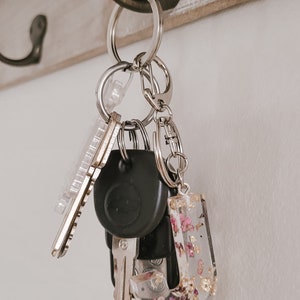 Llaveros de resina hechos a mano con letras, flores secas y copos de oro: regalo personalizado para ella, llavero con inicial personalizado, un bonito accesorio para llaves.