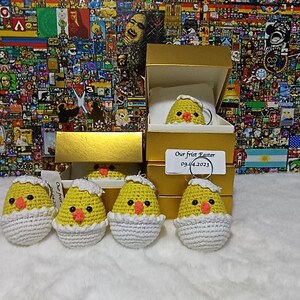 Personalisierte Ostern Box-Ostern Geschenk für Kinder-Personalisierte Schlüpfen Küken Dekoration-Strick Küken-Original Küken Schlüsselanhänger