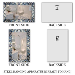K&ouml;nnte beinhalten: Zwei rechteckige Spiegel mit einem dekorativen blau-wei&szlig;en Musterrahmen. Die Vorderseite jedes Spiegels zeigt eine Badezimmerszene. Die R&uuml;ckseite jedes Spiegels ist schlicht mit einer Stahlaufh&auml;ngung. Der Text unten lautet: STEEL HANGING APPARATUS IS READY TO HANG.