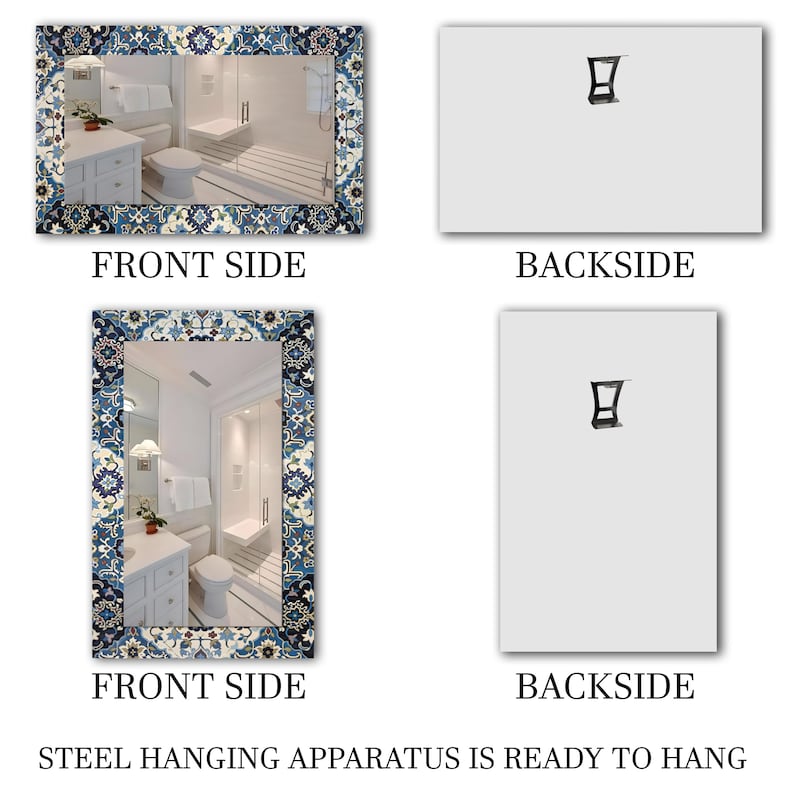 K&ouml;nnte beinhalten: Zwei rechteckige Spiegel mit einem dekorativen blau-wei&szlig;en Musterrahmen. Die Vorderseite jedes Spiegels zeigt eine Badezimmerszene. Die R&uuml;ckseite jedes Spiegels ist schlicht mit einer Stahlaufh&auml;ngung. Der Text unten lautet: STEEL HANGING APPARATUS IS READY TO HANG.