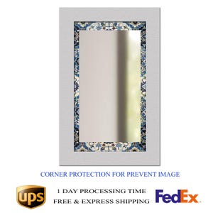 K&ouml;nnte beinhalten: Rechteckiger Spiegel mit wei&szlig;em, strukturiertem Rahmen und dekorativem Rand mit blauen, wei&szlig;en und braunen Blumenmustern. Die reflektierende Oberfl&auml;che des Spiegels ist im Rahmen sichtbar. Der Text: CORNER PROTECTION FOR PREVENT IMAGE.