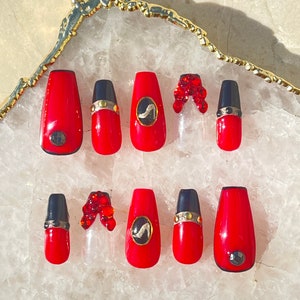 Rode lange kist elegante pers op de nagels