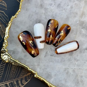 Brown and white tortoise shell design reusable press on nails