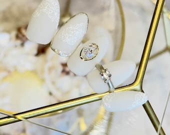 Bruiloftnagelontwerpen witte rozen, handgeschilderd met trouwring