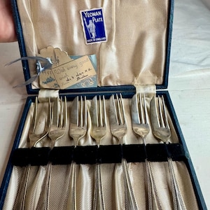 Vintage Boxed Set of 6 Yeoman Plate EPNS Pastry Forks, Made in England, Art Deco Silver Plated Cake Dessert Forks with Shell Pattern