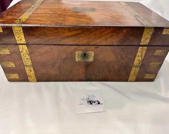 Antike viktorianische Schreibtischschräge um 1860 - Messinggebundener Walnuss-Lap-Desk mit Geheimfächern & Originalschlüssel