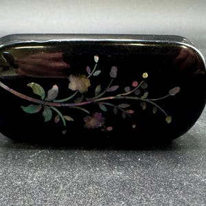 Antik viktorianskt glasögonfodral i papier-maché, pärlemorinlägg, svart lack (1800-talet) (14 ord)
