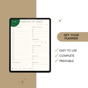 Può includere: Un planner giornaliero digitale sullo schermo di un tablet con uno sfondo beige. Il planner ha sezioni per l'agenda di oggi, la priorità del giorno, l'assunzione di acqua, per chiamare/inviare email, il piano pranzo, il piano cena e sono grato per. Il planner ha anche pulsanti per iniziare, ok, posticipare e annullare. Il testo "GET YOUR PLANNER" è in un rettangolo marrone con un contorno bianco. Sotto il rettangolo ci sono tre segni di spunta con il testo "FACILE DA USARE", "COMPLETO" e "STAMPABILE".