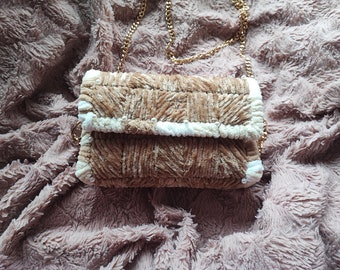 Torebka w kolorze beżowym, koraliki, wykonana ręcznie