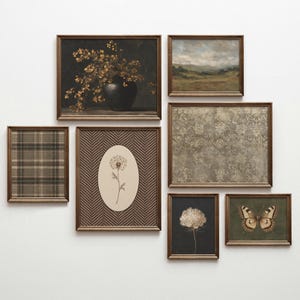 Peut inclure: Un ensemble de sept cadres muraux présentant des images variées, dont un vase sombre avec des fleurs jaunes, un paysage, un motif écossais, un croquis de pissenlit, une impression grise texturée, une fleur blanche et un papillon sur fond vert.