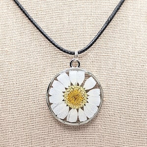 Real daisy necklace - April flower - epoxy resin - white daisy - jewelry - pendant - floral - botanical - handcrafted - plant specimen