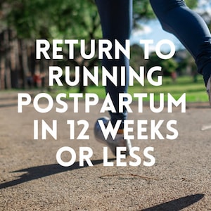 Puede incluir: Una mujer corre por un camino pavimentado en un parque. El texto "A Proven Guide Return to Running Postpartum in 12 Weeks or Less" se superpone a la imagen. El texto "Jennifer Stuchell" está en la parte inferior de la imagen.