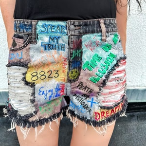 Upcycled Graffiti Art Jean Shorts / Estilo de arte callejero urbano pintado a mano Dril de algodón desgastado / Arte portátil único / Moda sostenible