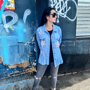 Upcycled Floral + Lace Blue Denim / Chaqueta Jean de flores femenina personalizada única en su tipo / Ropa exterior de arte única / Regalo de moda sostenible
