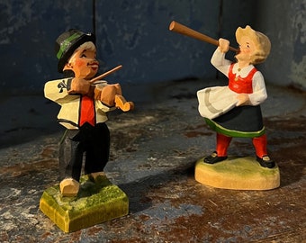 HENNING "Fiddle player & Bunad Prillar Guri" Figurine, Handcrafted, Norwegian / Scandinavian folk art, wood carving folkart, Collectible