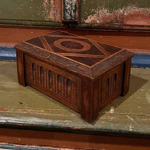 ca. 1920s primitive antique box / storage box/ key box with Marquetry, RUSTIC Oak, handcrafted, folk art, handmade wood carving