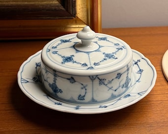 RAR 1910er Jahre Antike norwegische Porsgrund Porzellan Blau Gerippt / Stroh Muster Butterdose / Teller mit Deckel, handgemaltes unterglasiertes Dekor