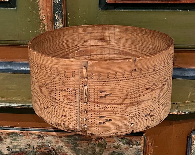1800s RUSTIC antique Norwegian handmade basket with detailed decoration and beautiful patina, Country / farmhouse style, collectible