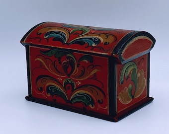 18/1900s Handcrafted Hallingdal Norwegian Rosemaling Chest/tine