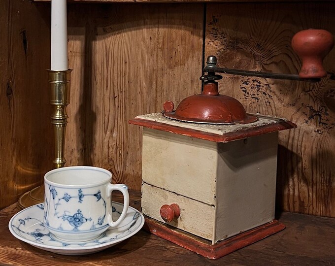 1920s RUSTIC antique coffee grinder from Norway, Norwegian/Scandinavian folk art bent wood / pinewood and metal