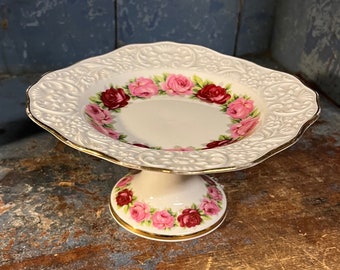 Vintage ROSE motif cake / snacks stand in porcelain with relief decor, Grandma's cake stand, detailed decorated elegant table serving