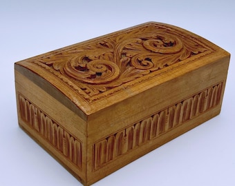 ca.1940s Vintage handcrafted box from Norway, Norwegian wood carving folk art, hand carved rosemaling pattern, country / farmhouse style