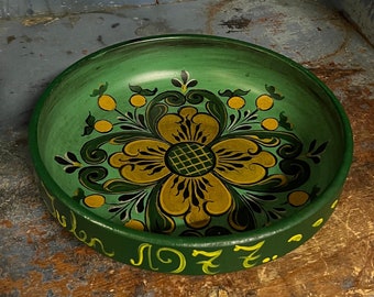 1977 Stunning Norwegian rosemaling bowl / plate / wall hanging / fruit bowl, professionally painted folk art from Norway Collectible