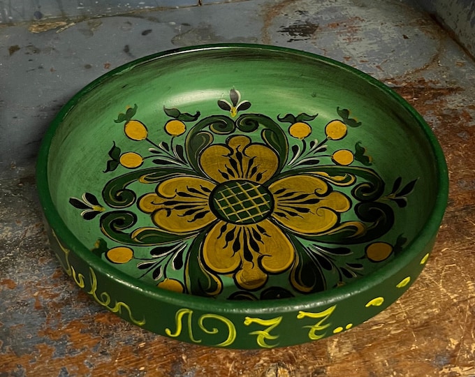 1977 Stunning Norwegian rosemaling bowl / plate / wall hanging / fruit bowl, professionally painted folk art from Norway Collectible