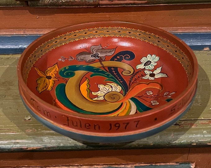 1977 Norwegian rosemaling plate/wall decor , Norway folkart, RUSTIC, cabin / farmhouse interior, Christmas Gift
