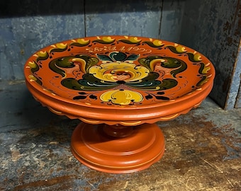 Daterad 1999 Traditionellt norskt Rosemaling-kakfat, Telemark/Hallingdal folkkonst från Norge, stuga i lantlig lantlig stil.