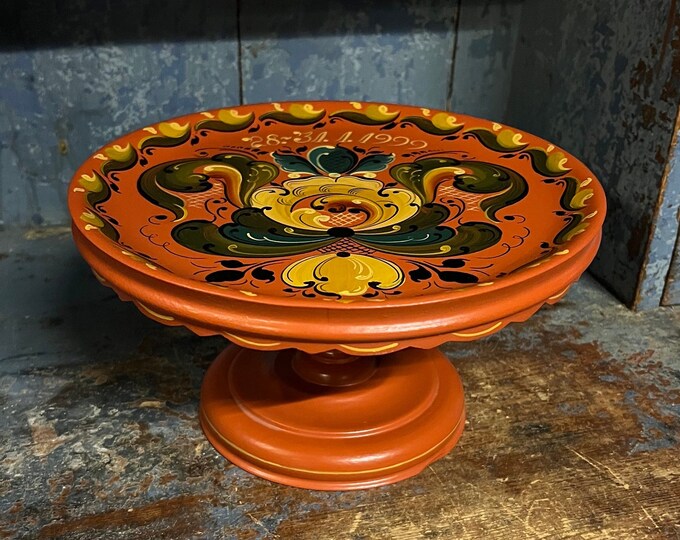 Dated 1999 Traditional Norwegian Rosemaling cake stand, Telemark/Hallingdal folk art from Norway, country farmhouse style cabin interior
