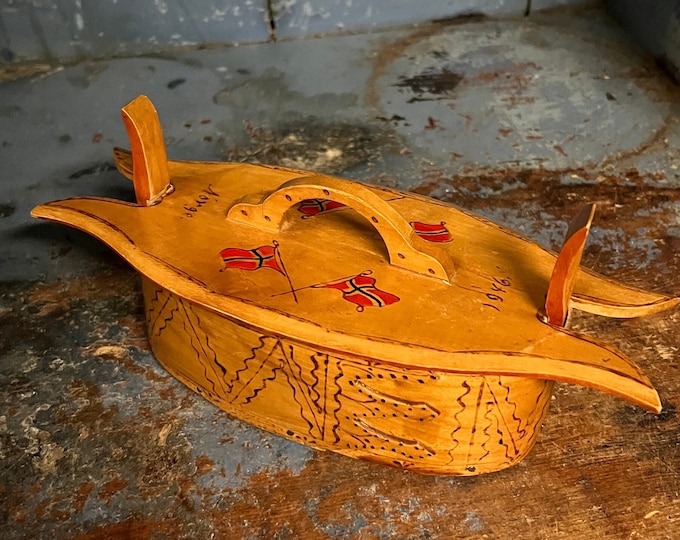1946 Vintage Tine box from Norway, Norwegian national flag, folkart / folk art, handmade/ handcrafted, country / farmhouse style