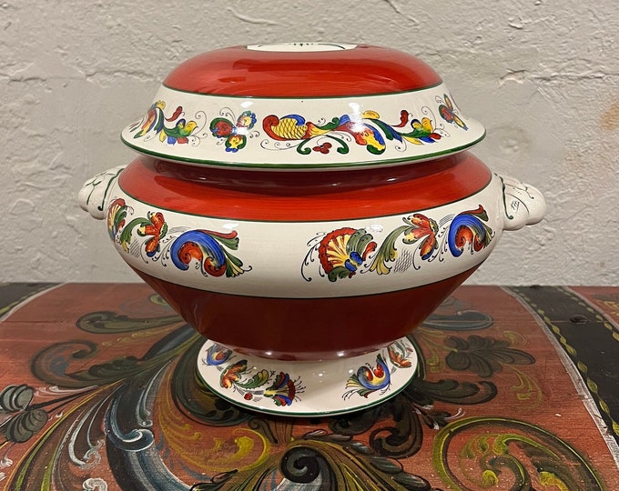 A large 1920s' porridge tureen from Egersund, Norway with handpainted Nordic pattern, Norwegian Rosemaling folkart, perfect condition.