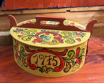 1975 Norwegian/Scandinavian vintage rosemaling cake tine box. Folk art from Norway, Handmade, Nordic Traditional, free shipping