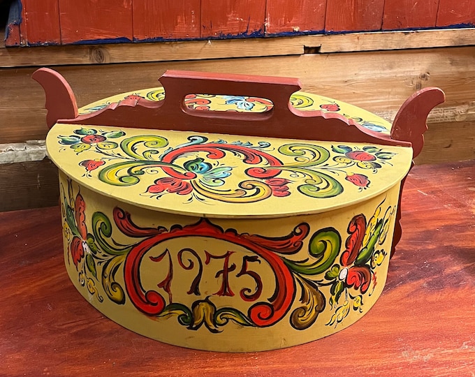 1975 Norwegian/Scandinavian vintage rosemaling cake tine box. Folk art from Norway, Handmade, Nordic Traditional, free shipping