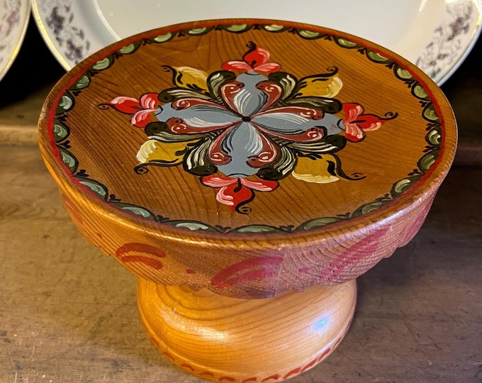 ca. 1950s Solid wooden stand with Norwegian Rosemaling, cake / fruit stand, folk art from Norway, country farmhouse style cabin interior