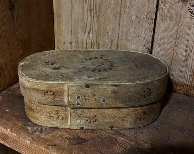 1920s Norwegian bentwood Tine box with scorched decor , Norwegian folk art, country/farmhouse style, RUSTIC cabin interior