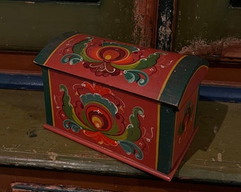 1940/50s Handcrafted Hallingdal Norwegian Rosemaling Chest/Tine box, folkart folk art from Norway rustic cabin cottage farmhouse style,