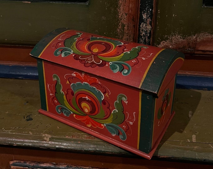 1940/50s Handcrafted Hallingdal Norwegian Rosemaling Chest/Tine box, folkart folk art from Norway rustic cabin cottage farmhouse style,