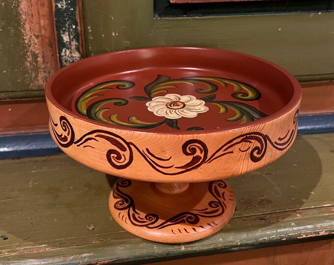 Traditional Norwegian Rosemaling cake stand / fruit tray from 1970/80s, folkart folk art from Norway, country farmhouse style cabin interior