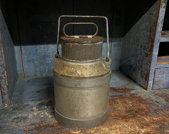 Vintage/Antique RUSTIC milk can / bucket with lid, tin / iron / metal, Norwegian cabin / farmhouse country style kitchen storage bucket.