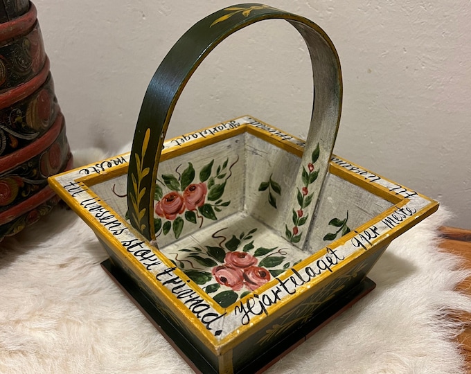 Vintage handcrafted RUSTIC basket with beautiful patina, Country / farmhouse style, Norwegian folkart, collectible