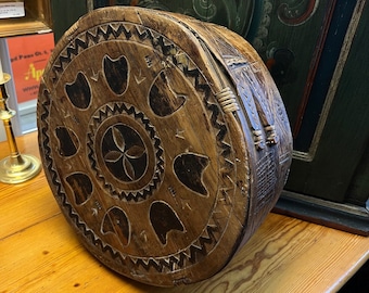 Original 1700s antique museum piece Tine box from Norway, unique pattern, handcrafted, Norwegian folk art, country / farmhouse style