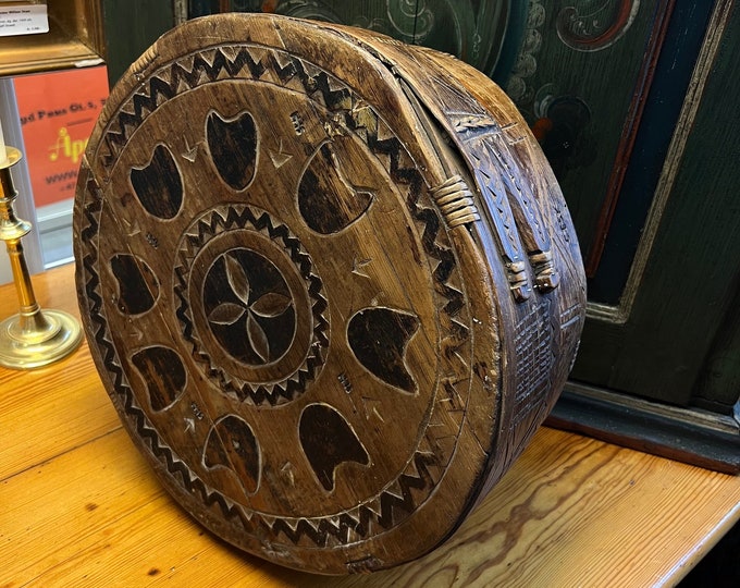 Original 1700s antique museum piece Tine box from Norway, unique pattern, handcrafted, Norwegian folk art, country / farmhouse style