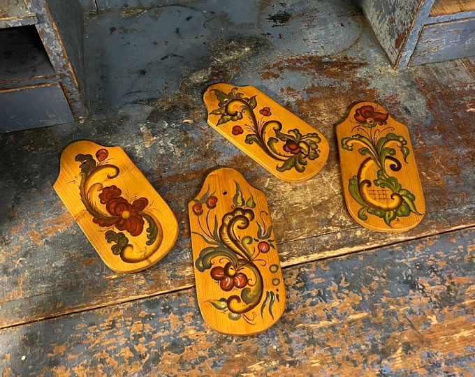 Set of 4 Vintage Norwegian Cutting Slicing Board/Wall Decor with rosemaling from Toten, rococo style painting, Norway/Scandinavian folk art