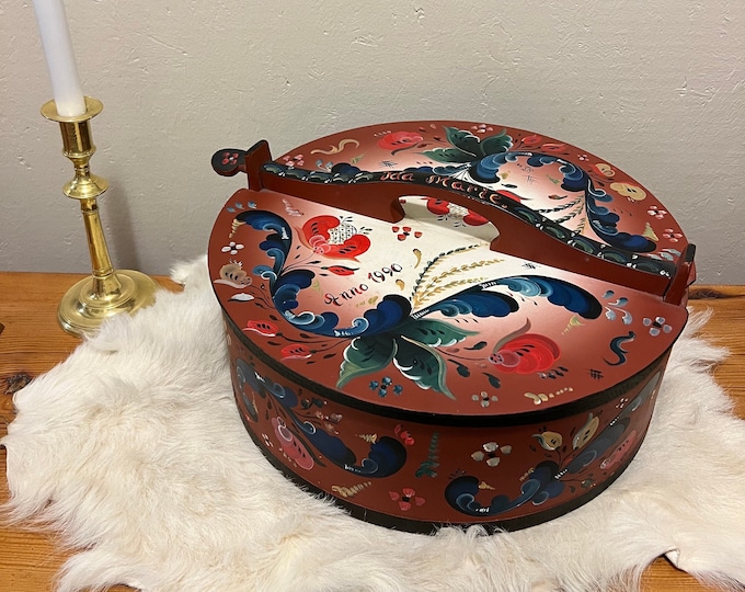 1990 Vintage Norwegian rosemaling cake tine box. Folk art from Norway, Handmade, Nordic Traditional, free shipping, Stunning details