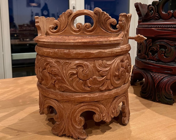 VTG amber bucket from Gudbrandsdalen, Norway. Handcrafted Norwegian folk art, master piece, Scandinavian wood carving folk art
